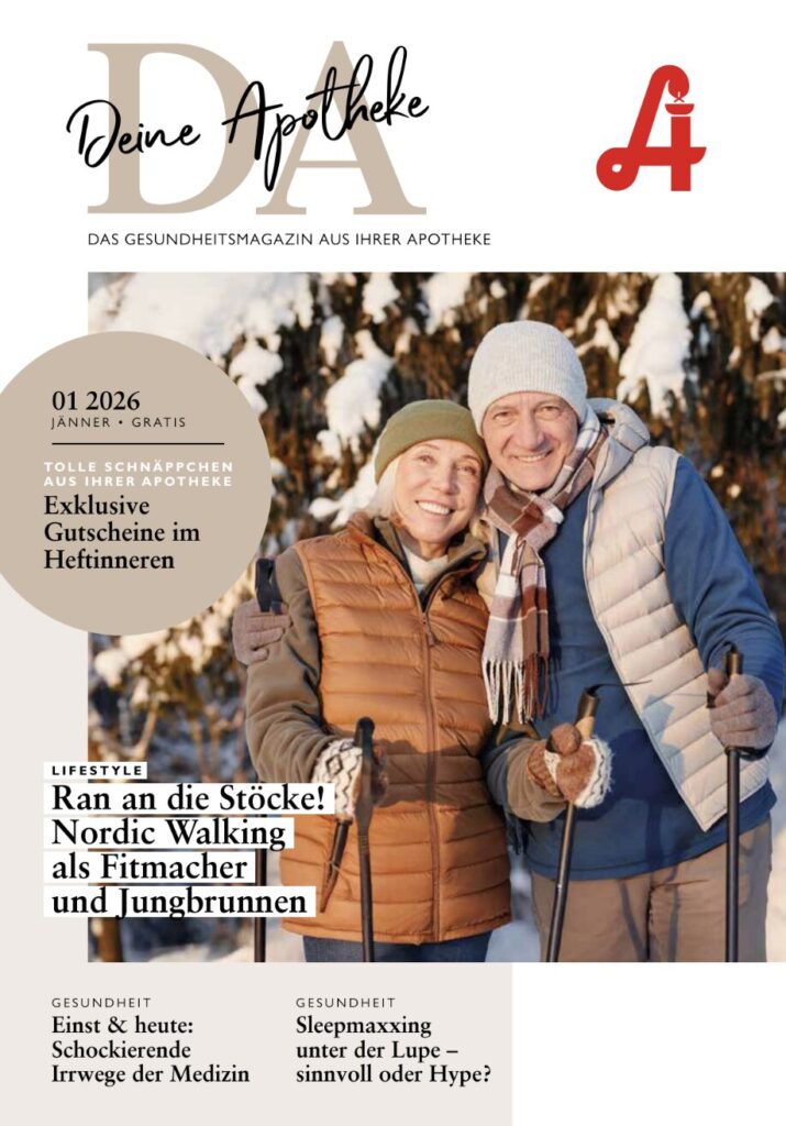 Ein älteres Ehepaar in Winterkleidung lächelt, während es im Freien in einer verschneiten Landschaft Nordic-Walking-Stöcke in den Händen hält; im Hintergrund ist das Logo der Laurentius Apotheke Imst / Pitztal Apotheke zu sehen.