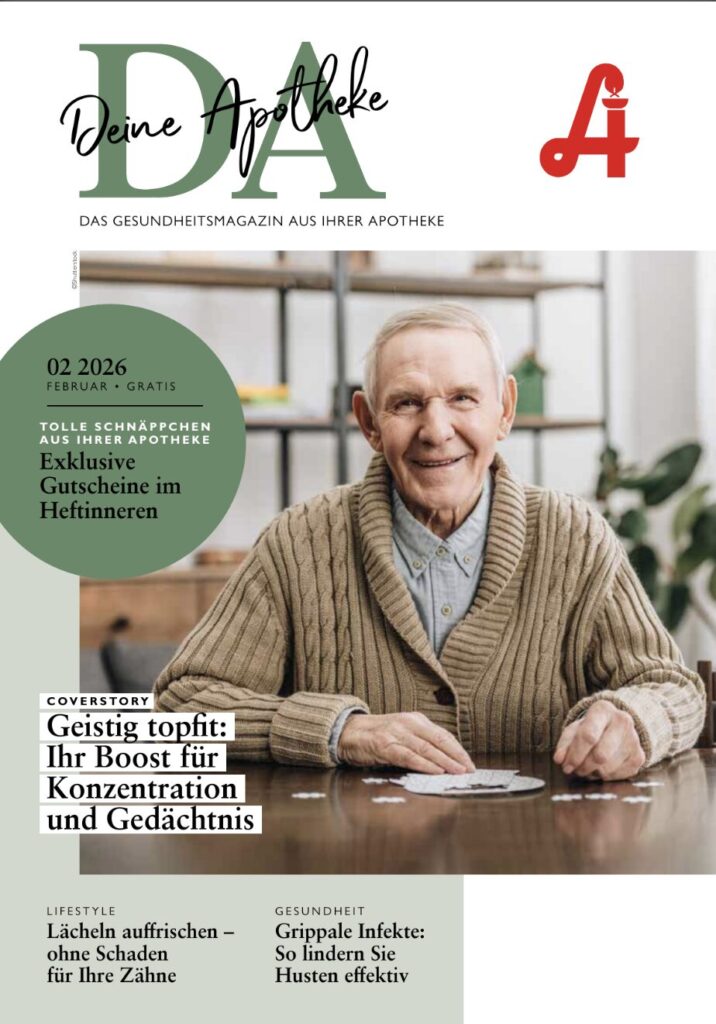 Ein älterer Mann mit grauen Haaren und einem beigen Pullover sitzt lächelnd mit gefalteten Händen an einem Tisch. Um ihn herum ist der Titeltext einer deutschen Gesundheitszeitschrift zu sehen, darunter die Namen „Laurentius Apotheke Imst“ und „Pitztal Apotheke“.