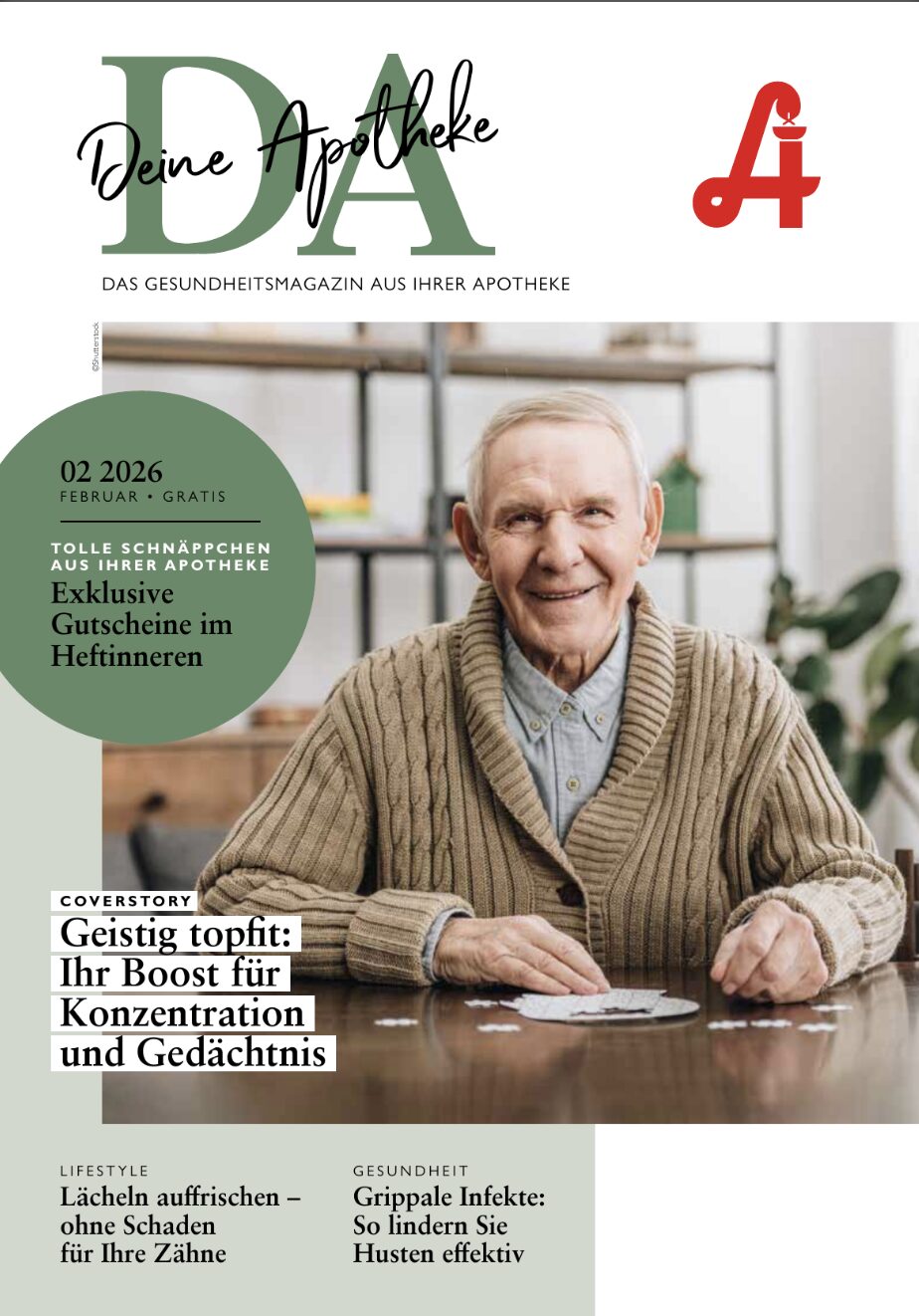 Ein älterer Mann mit grauen Haaren und einem beigen Pullover sitzt lächelnd mit gefalteten Händen an einem Tisch. Um ihn herum ist der Titeltext einer deutschen Gesundheitszeitschrift zu sehen, darunter die Namen „Laurentius Apotheke Imst“ und „Pitztal Apotheke“.