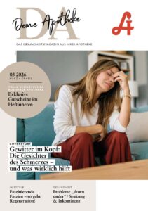 Eine Frau in Freizeitkleidung sitzt auf einem Sofa und stützt ihren Kopf mit schmerzverzerrtem Gesichtsausdruck auf ihre Hand. Um sie herum ist der Titeltext einer deutschen Gesundheitszeitschrift zu sehen, der unter anderem auf die Laurentius Apotheke Imst und die Pitztal Apotheke verweist.