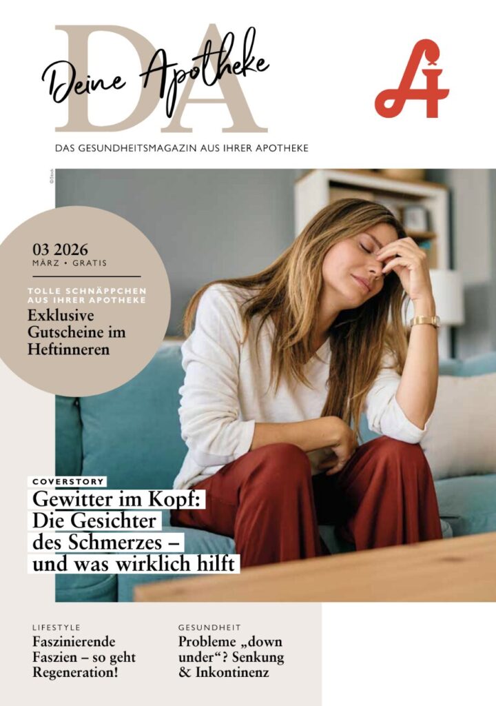 Eine Frau in Freizeitkleidung sitzt auf einem Sofa und stützt ihren Kopf mit schmerzverzerrtem Gesichtsausdruck auf ihre Hand. Um sie herum ist der Titeltext einer deutschen Gesundheitszeitschrift zu sehen, der unter anderem auf die Laurentius Apotheke Imst und die Pitztal Apotheke verweist.