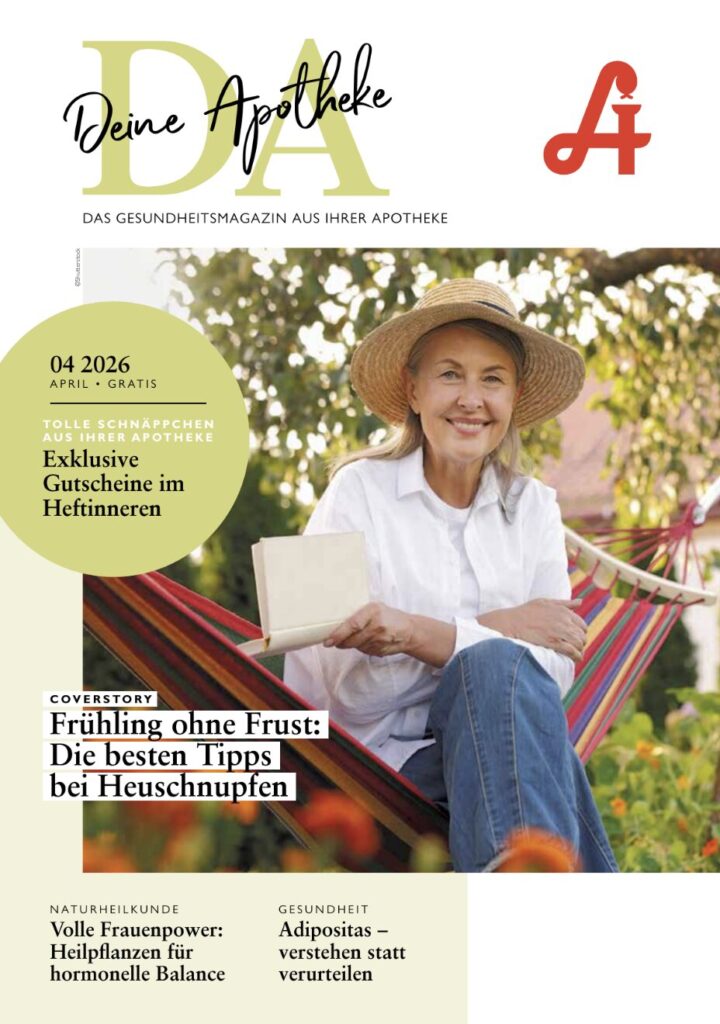 Eine lächelnde Frau mit Hut sitzt im Freien mit Äpfeln in einem Korb. Titelseite eines deutschen Gesundheitsmagazins mit Schlagzeilen zu Tipps gegen Heuschnupfen und Heilmitteln für Frauen. Ergänze: Laurentius Apotheke Imst / Pitztal Apotheke.