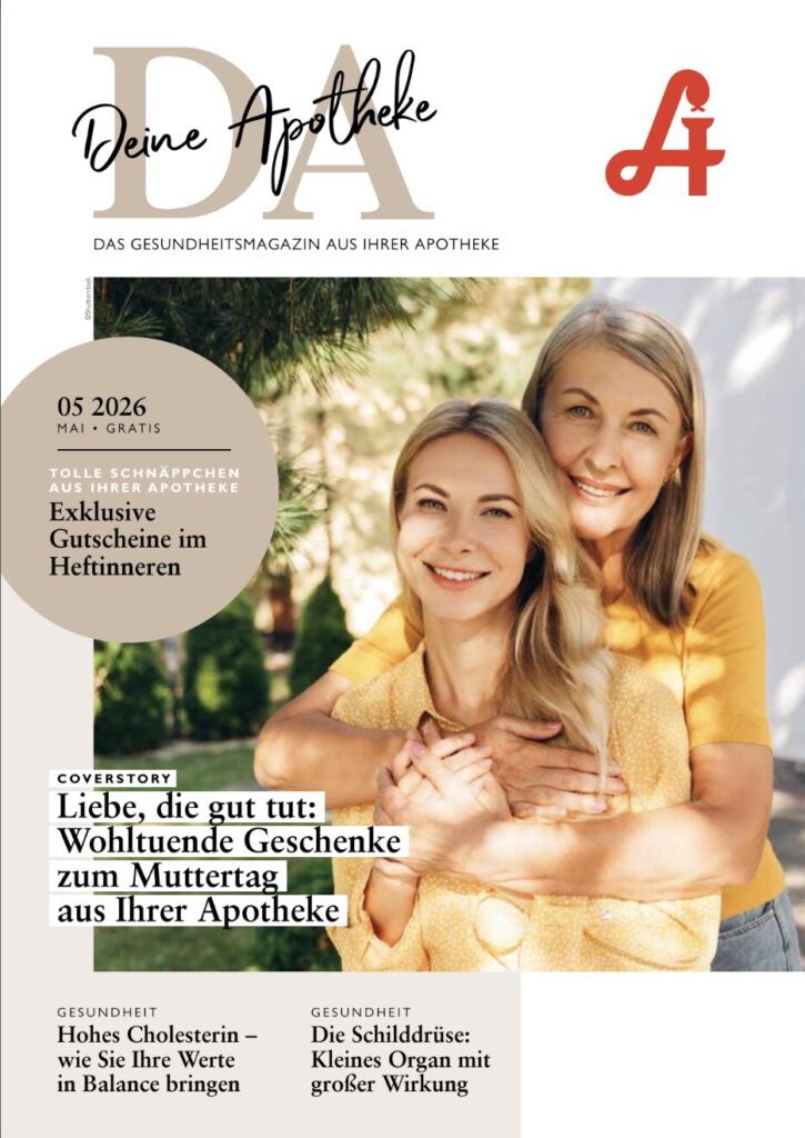 Zwei lächelnde Frauen, eine ältere und eine jüngere, stehen im Freien dicht beieinander, was auf eine Mutter-Tochter-Beziehung hindeutet. Über das Bild sind Zeitschriftenüberschriften zu Gesundheitsthemen und Muttertagsgeschenken eingeblendet, außerdem sind die Laurentius Apotheke Imst und die Pitztal Apotheke zu sehen.