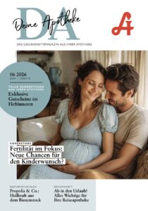Ein lächelndes Paar sitzt gemeinsam auf einem Sofa, wobei der Mann seine Hand auf den schwangeren Bauch der Frau legt. Im Vordergrund ist ein Zeitschriftencover zu sehen, auf dem gesundheitsbezogene Schlagzeilen auf Deutsch zu lesen sind, darunter der Text „Laurentius Apotheke Imst / Pitztal Apotheke“.