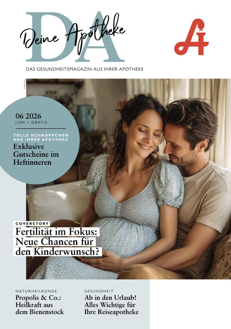 Ein lächelndes Paar sitzt gemeinsam auf einem Sofa, wobei der Mann seine Hand auf den schwangeren Bauch der Frau legt. Im Vordergrund ist ein Zeitschriftencover zu sehen, auf dem gesundheitsbezogene Schlagzeilen auf Deutsch zu lesen sind, darunter der Text „Laurentius Apotheke Imst / Pitztal Apotheke“.