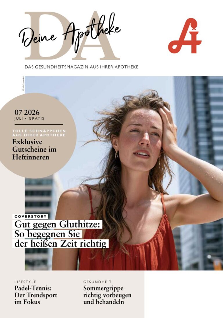 Eine Frau in einem roten Kleid sitzt draußen in der Sonne und schirmt ihr Gesicht mit der Hand ab. Der Titeltext einer deutschen Zeitschrift befasst sich mit Sommer, Hitze und Gesundheitstipps. Ergänze: Laurentius Apotheke Imst / Pitztal Apotheke.